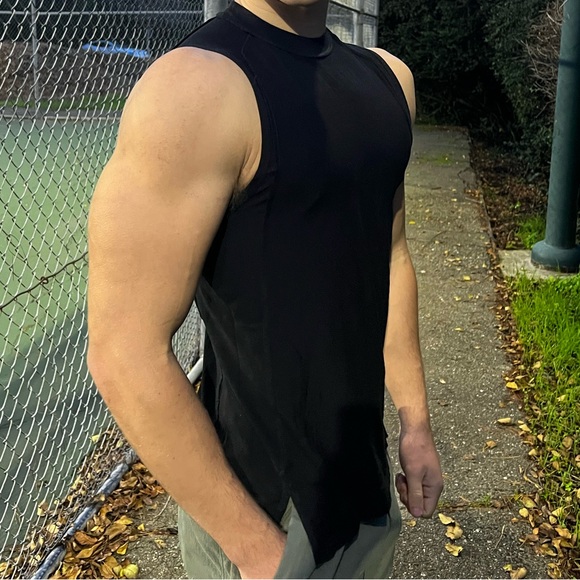 ALPHALETE MEN SLEEVELESS SPLIT END TANK TOP VEST T SHIRT ALL BLACK WORKOUT SPORT - Picture 2 of 16